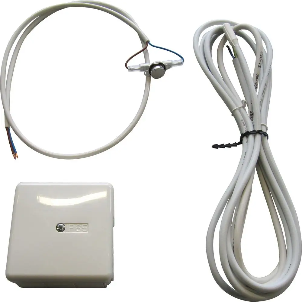 Heizkabel-Zubehör von Bosch, bestehend aus einem Anschlusskabel mit Stecker, einem Verbindungselement und einem Kabelsatz. Geeignet für die Installation von Heizsystemen.